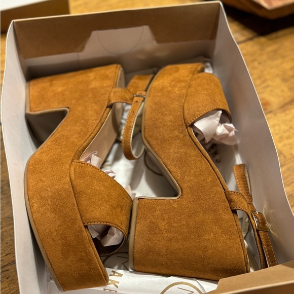 Tan suede heels. NIB. Ladies as 9 - Picture 9 of 9